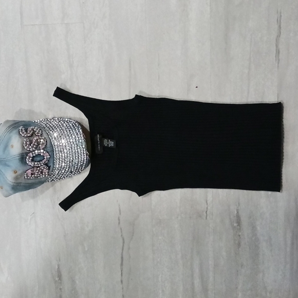 Cable & Gauge Ribbed knit tank top. SIZE MEDIUM. - Picture 2 of 10